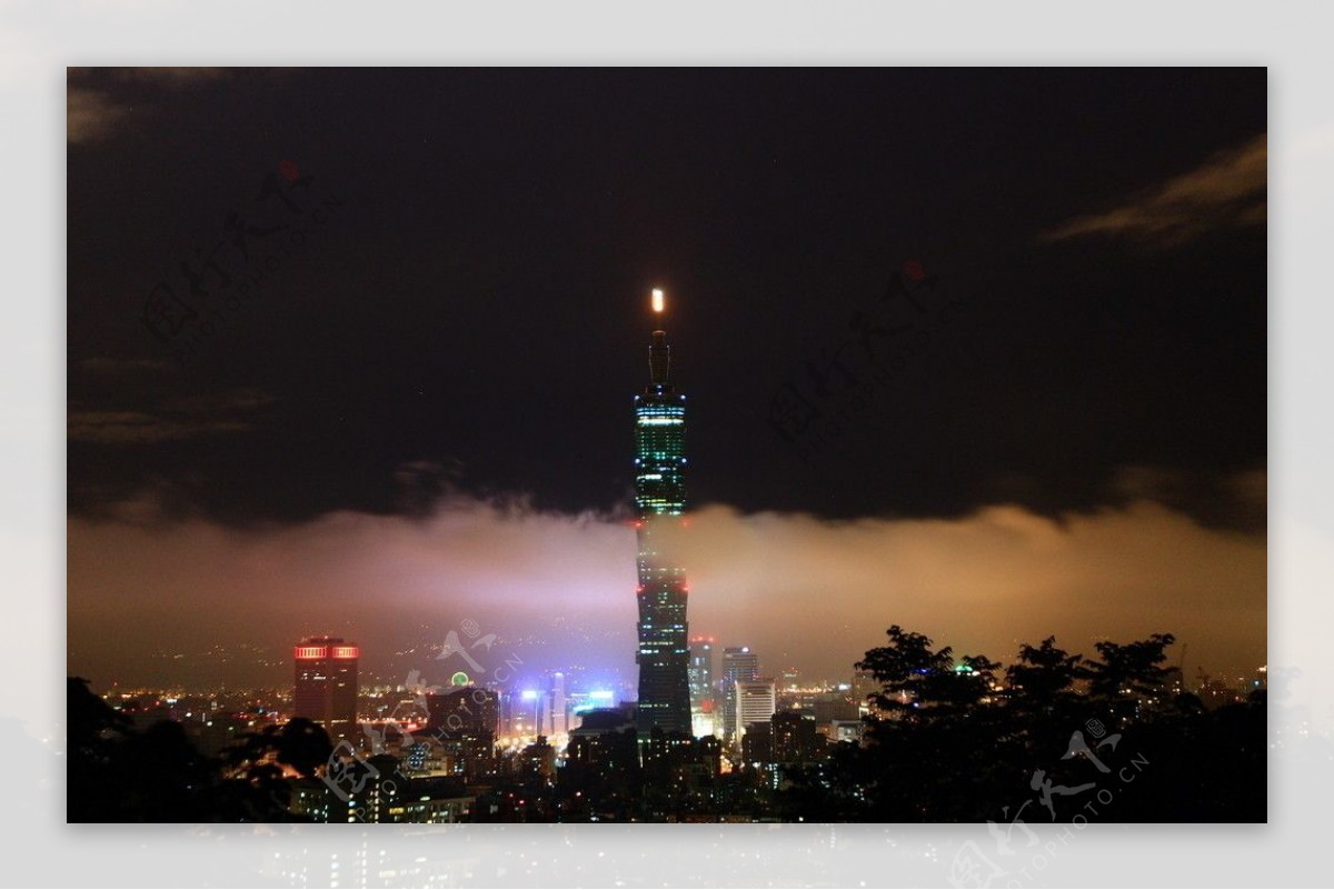 台湾台北101大楼云彩城市之美2图片