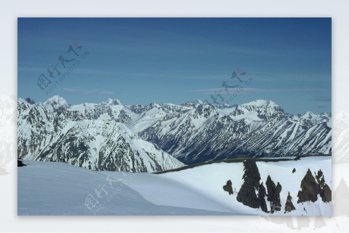 登山与雪景图片