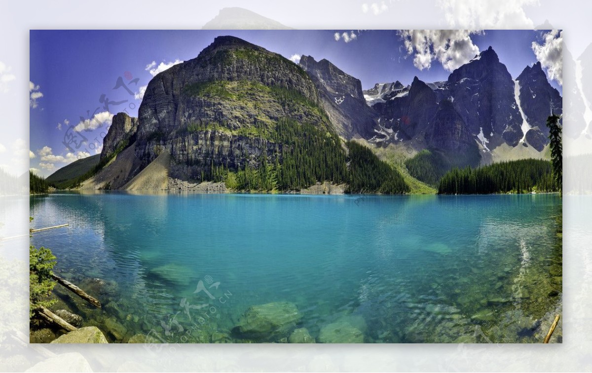 依偎在石巨人脚下的蔚蓝湖水图片