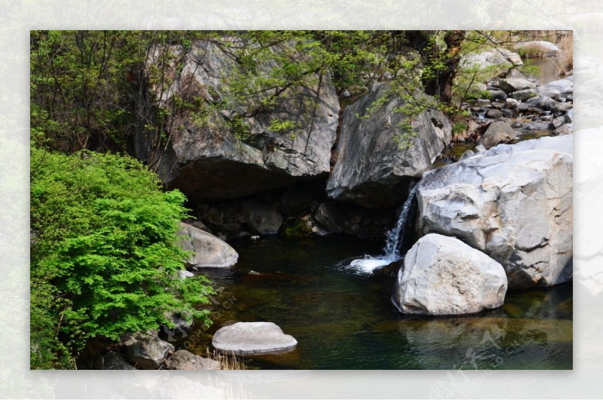 云露的河道图片