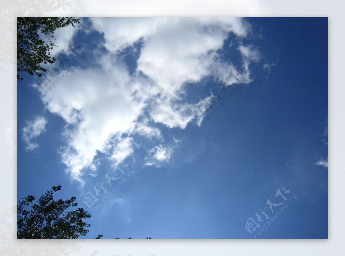 秋日蓝天白云图片
