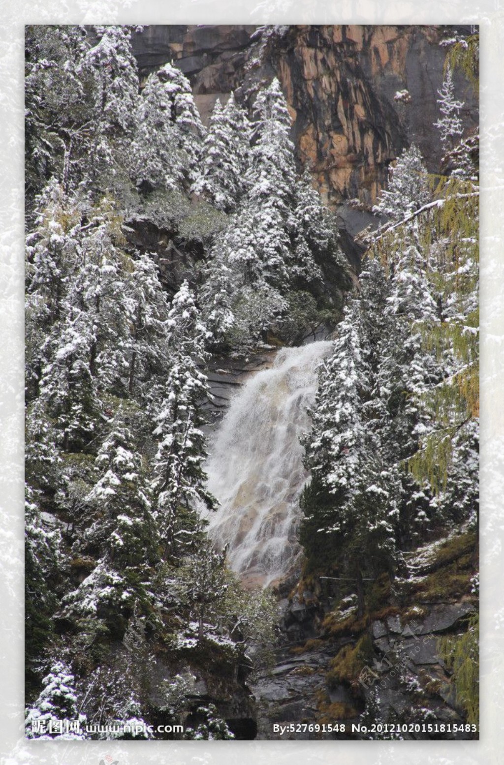 雪山瀑布图片