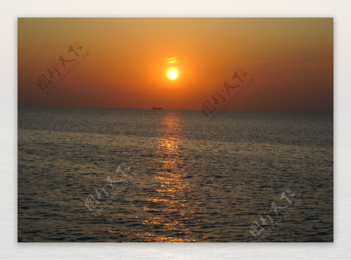 夕阳下的海面图片