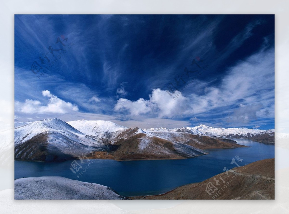 蓝色湖景图片