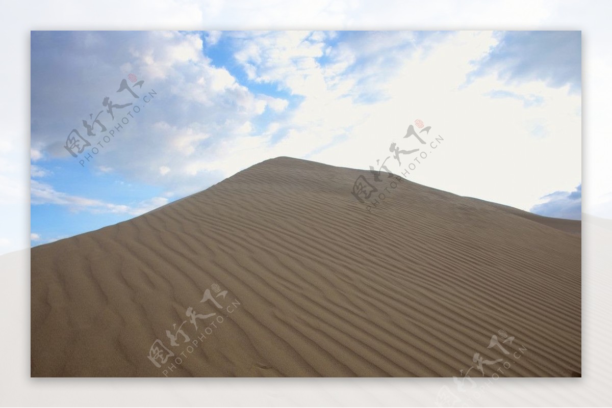 高高的沙丘和蓝天白云图片