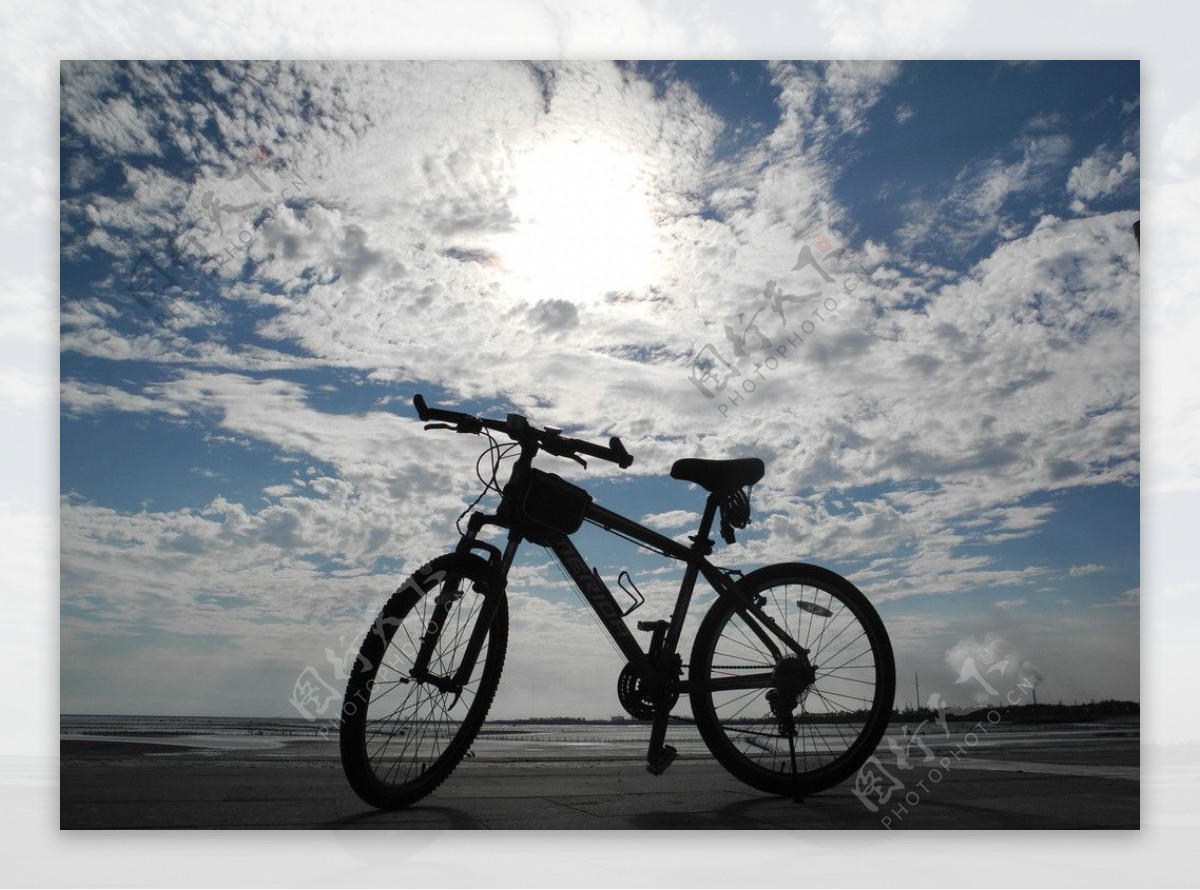 蓝天白云自行车图片