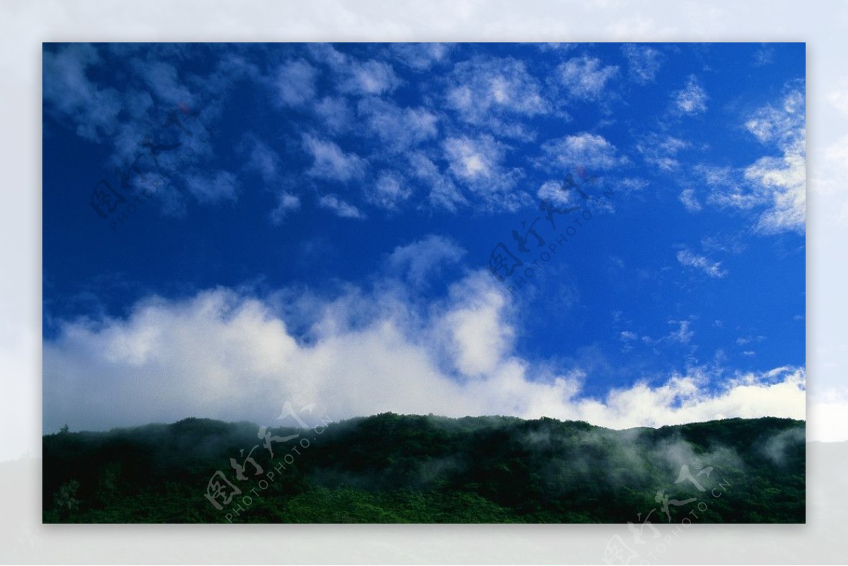 蓝天白云环山图片