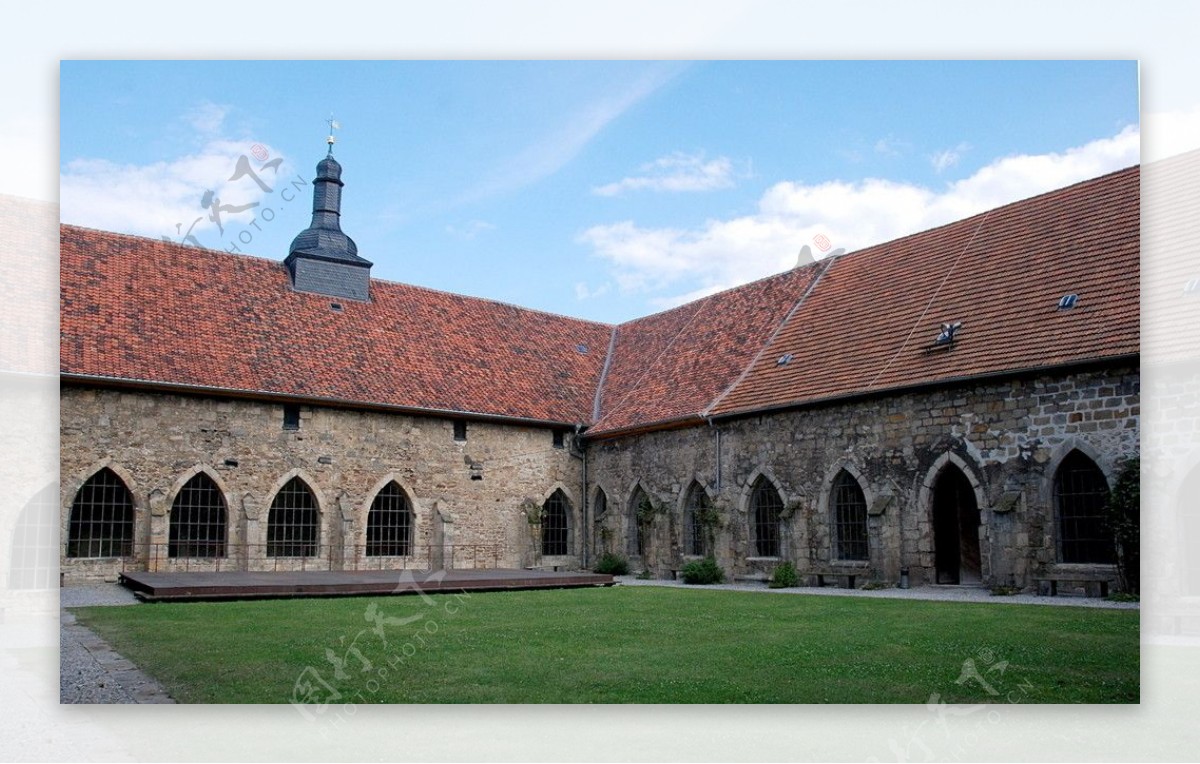 中世纪修道院庭院图片