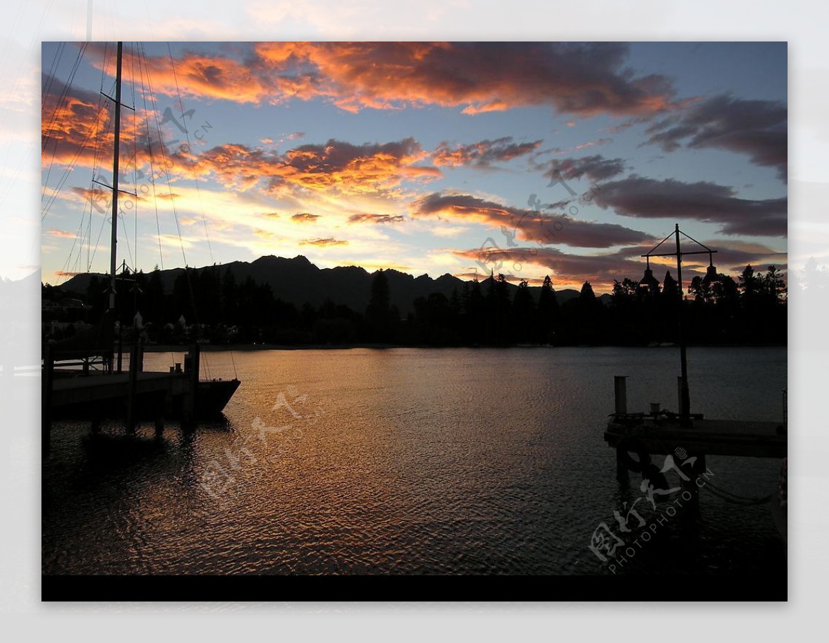 新西兰皇后镇湖游艇夕阳码头图片