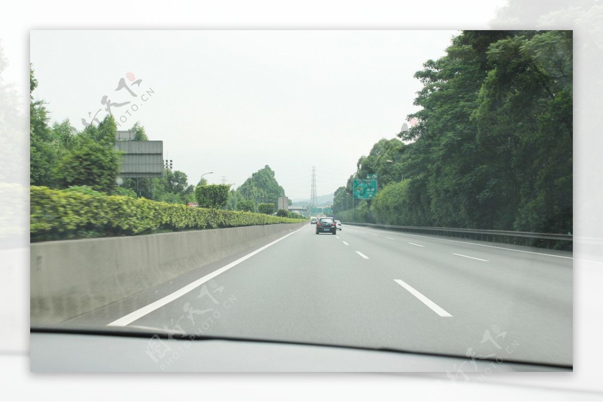 绿化带的公路图片