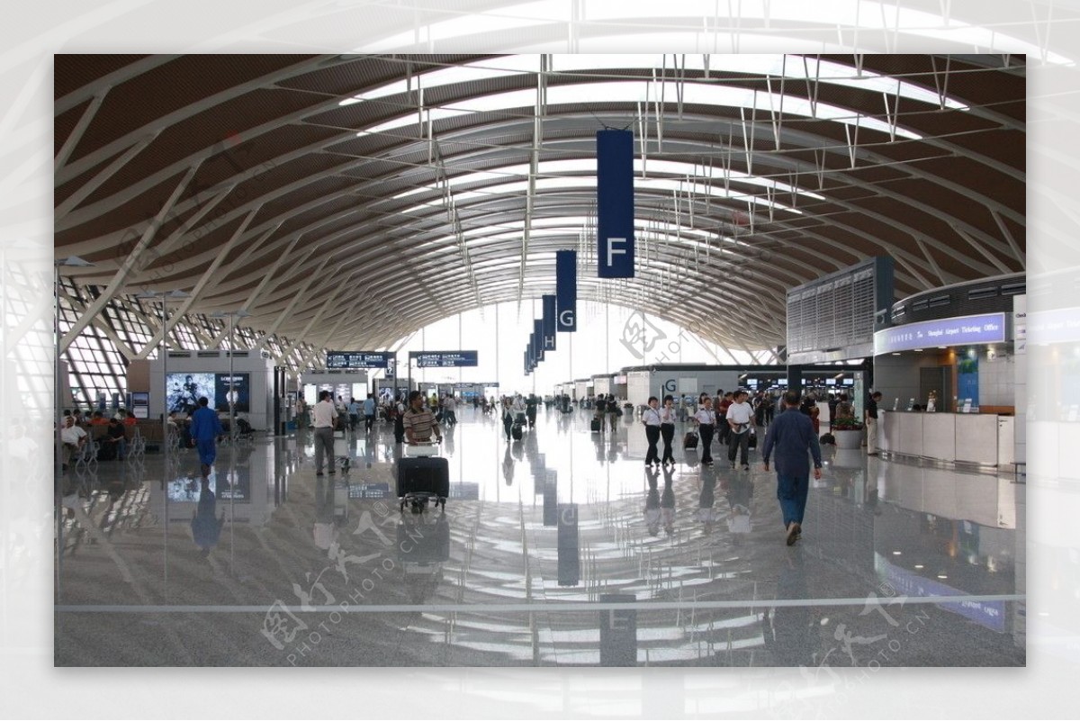 繁忙的上海浦东机场图片