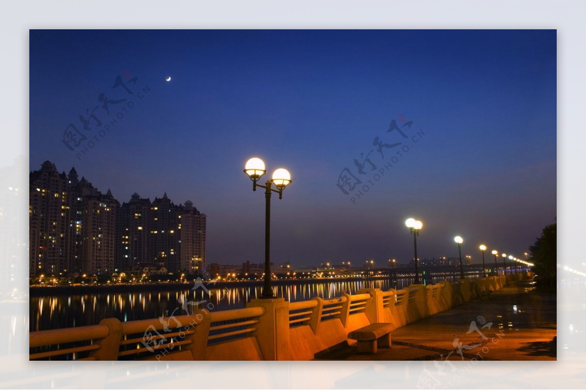 河畔夜色图片