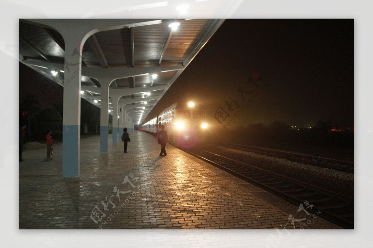 夜晚的潮州火车站图片