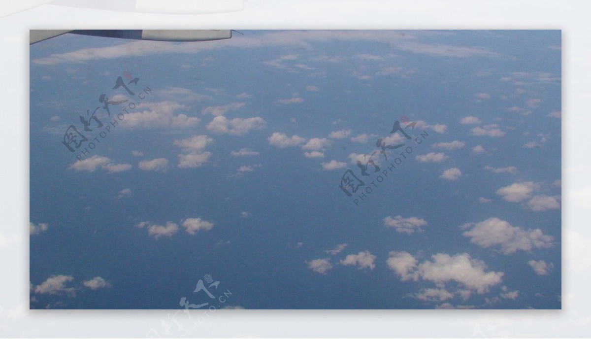 航拍的白云大海图片