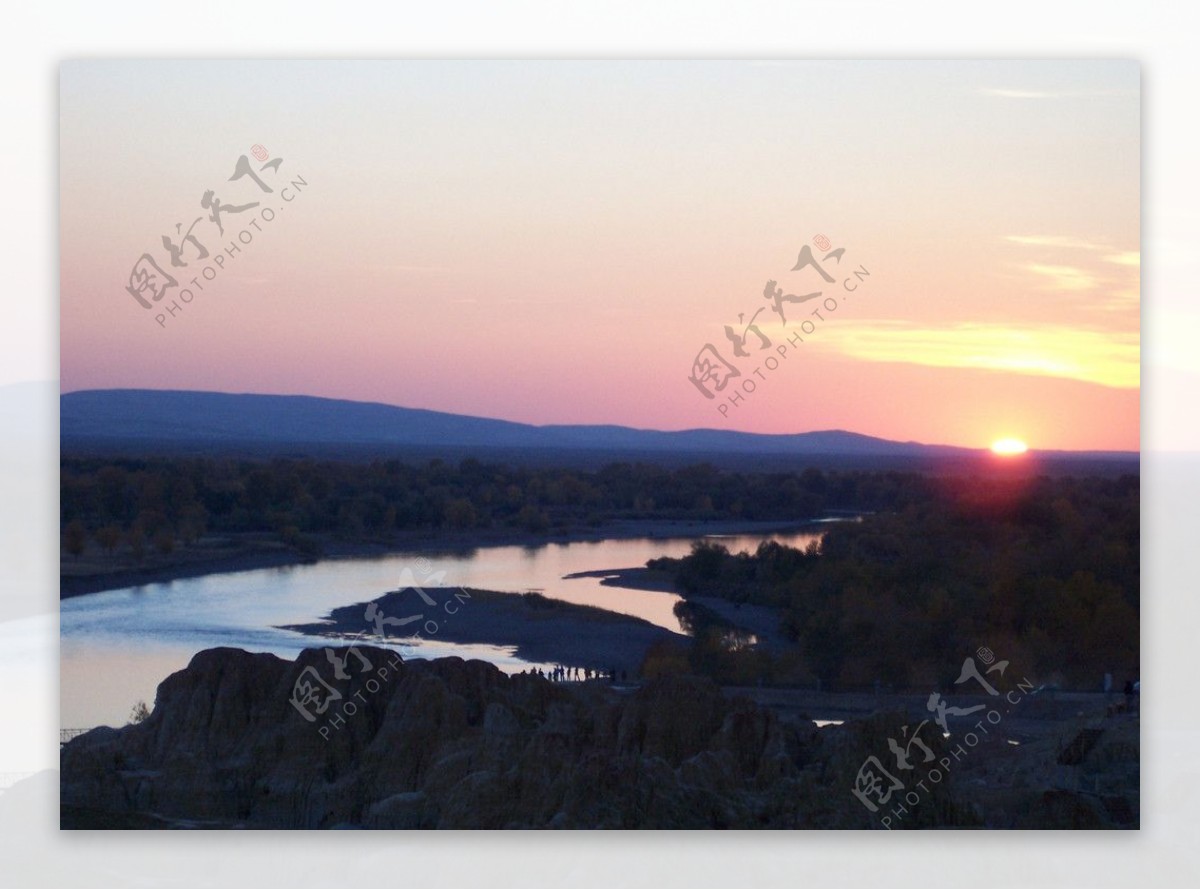喀纳斯湖边的日落美景图片