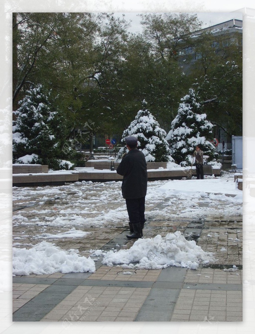 雪中的清雪工人图片