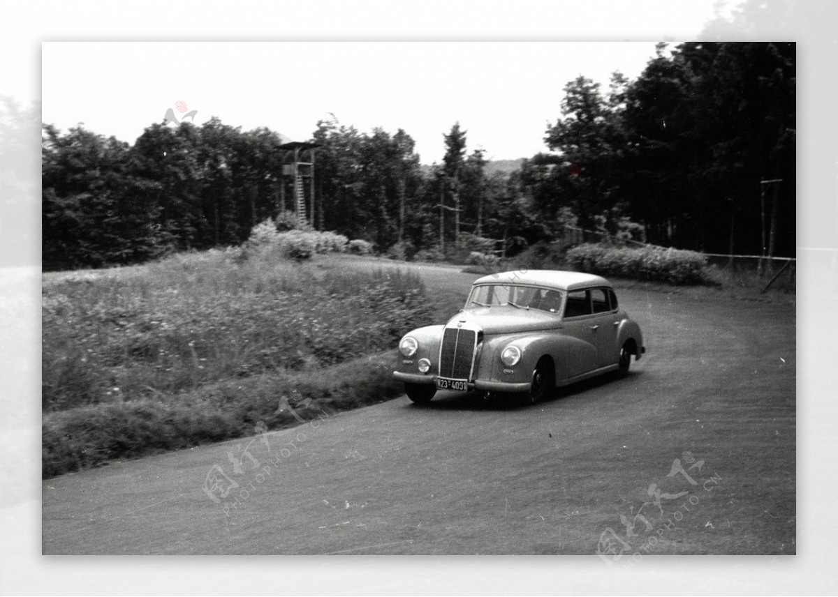 路上的古典汽车图片