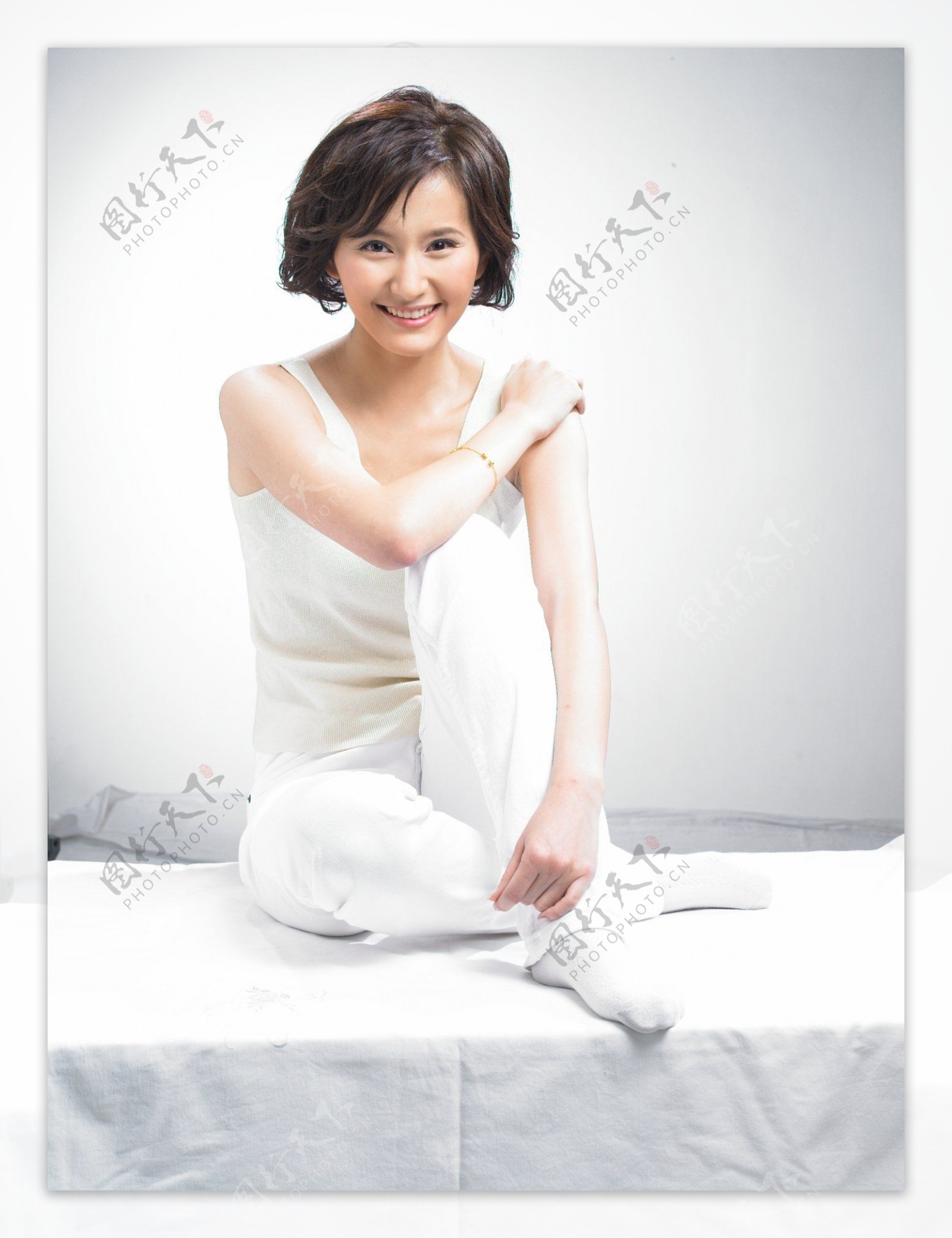 杨青白衣广告拍摄图片