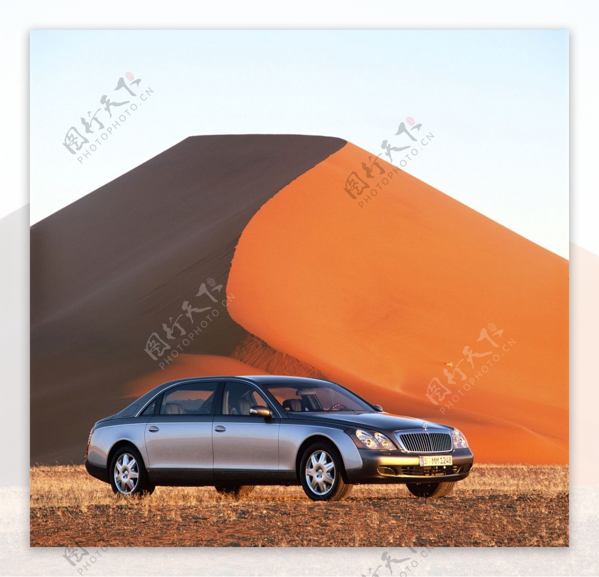 沙漠中的迈巴赫豪车图片