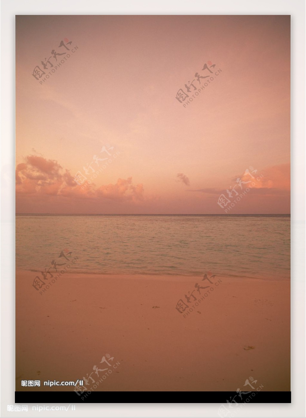 夕阳下海滩图片