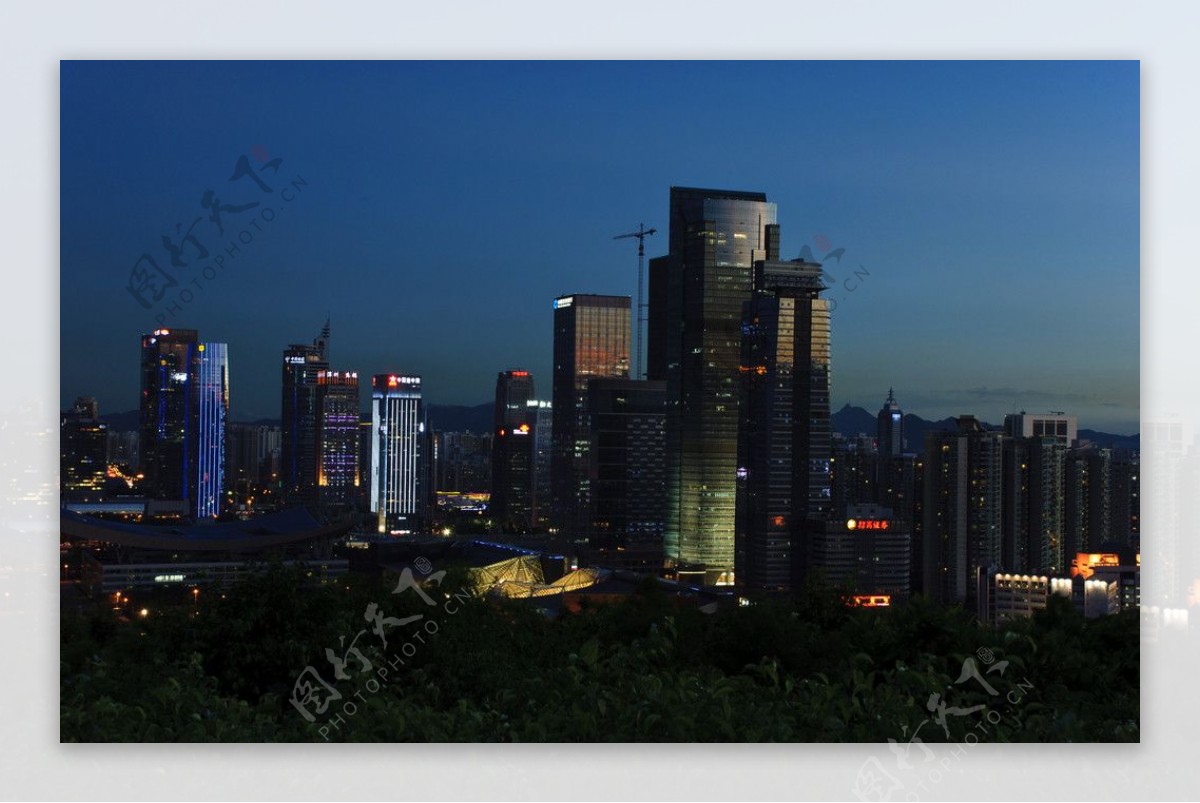夕阳下的深圳CBD图片