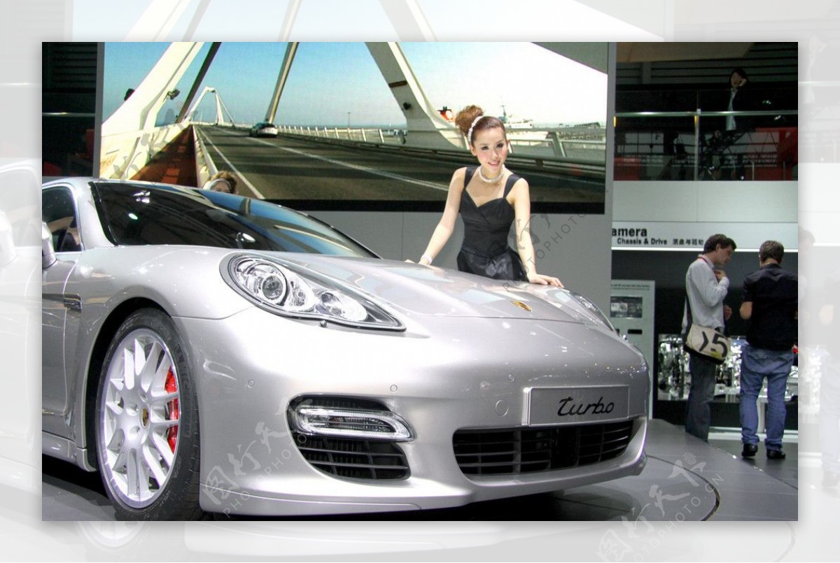 高清背景素材上海车展女模时尚轿车壁纸封面高技术轿车图片