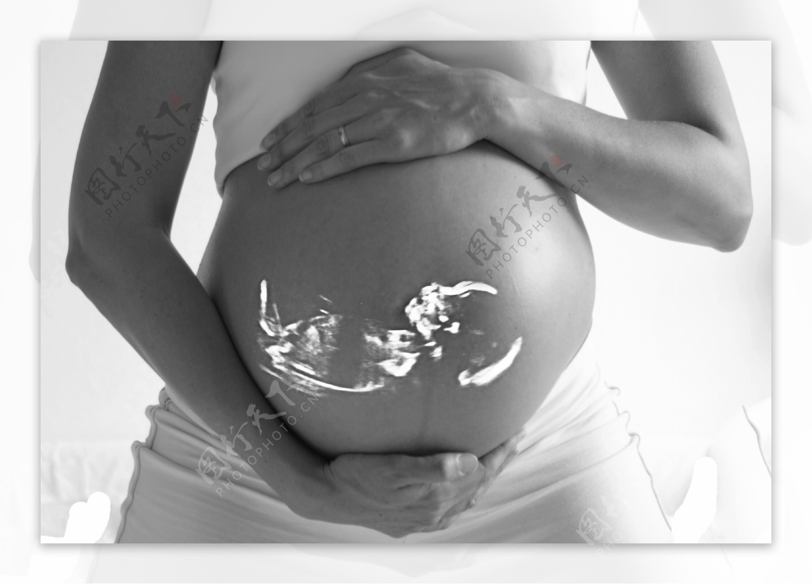 孕妇肚子里的胎儿图片