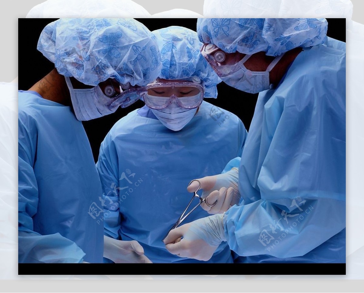 正在动手术的三名医生图片