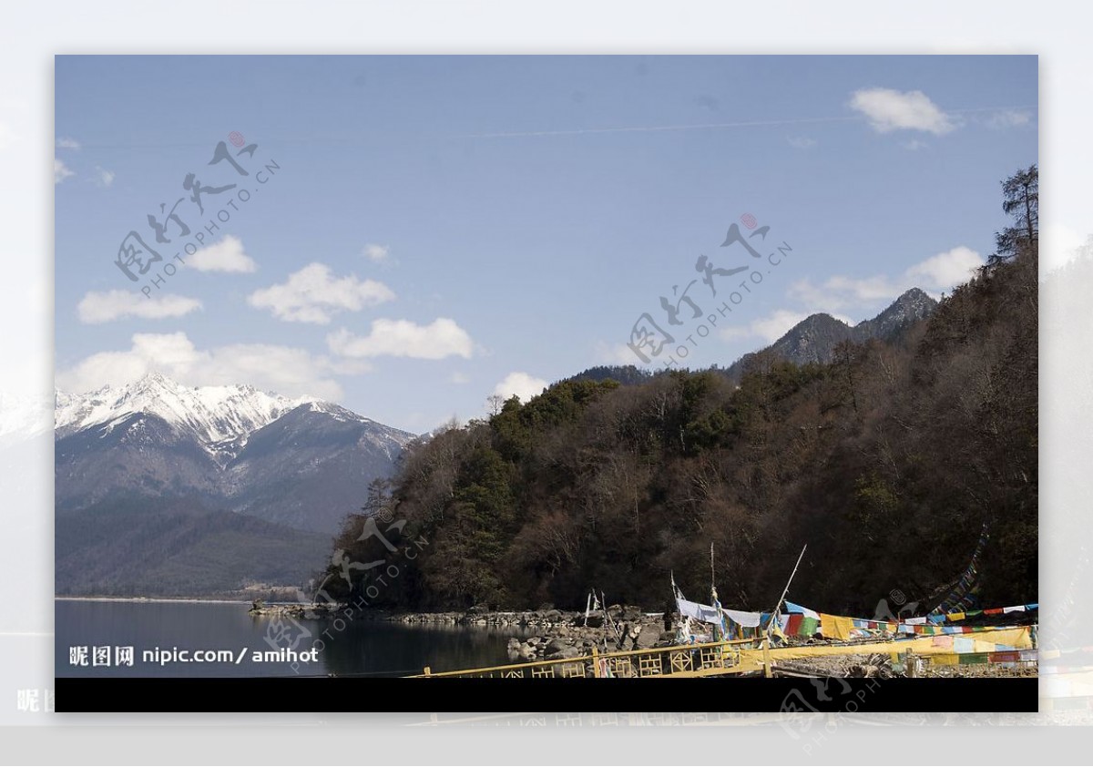 西藏巴松措湖图片