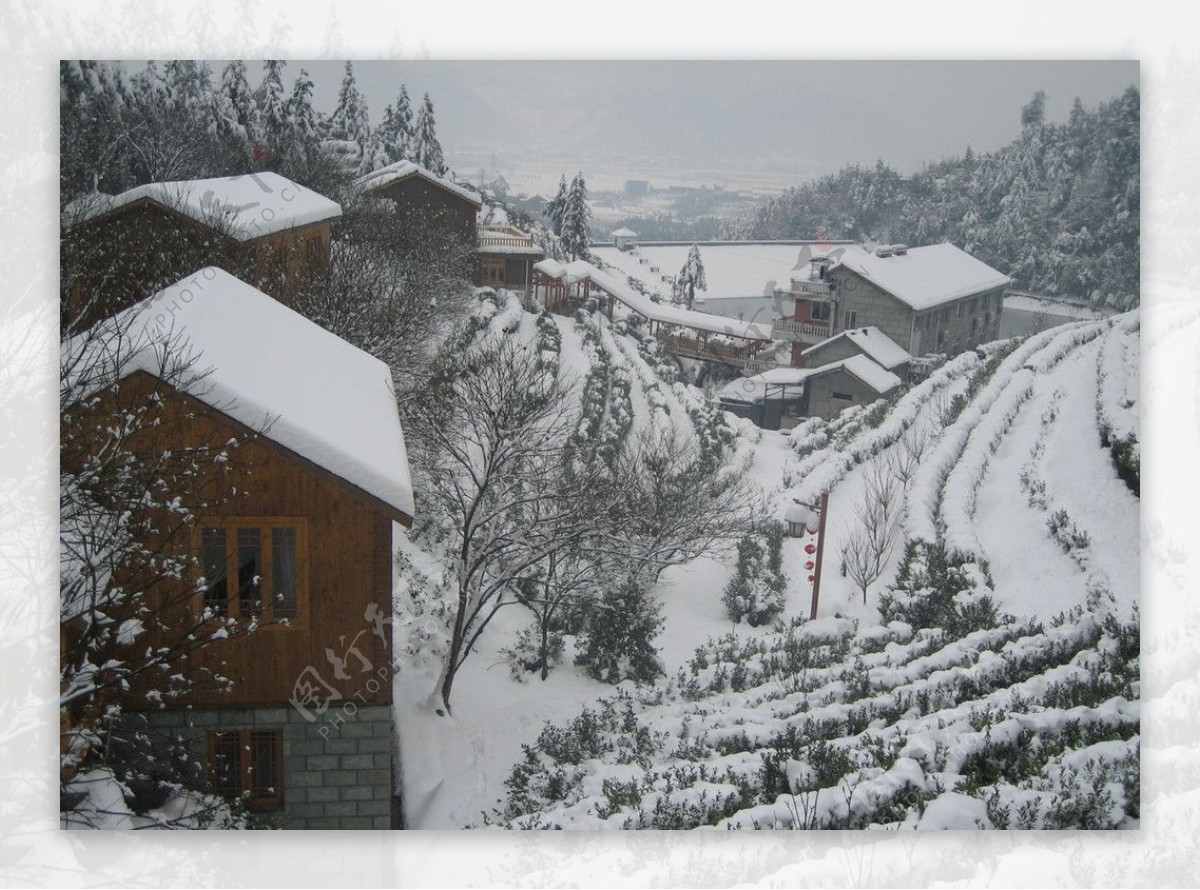 山村下的雪景图片