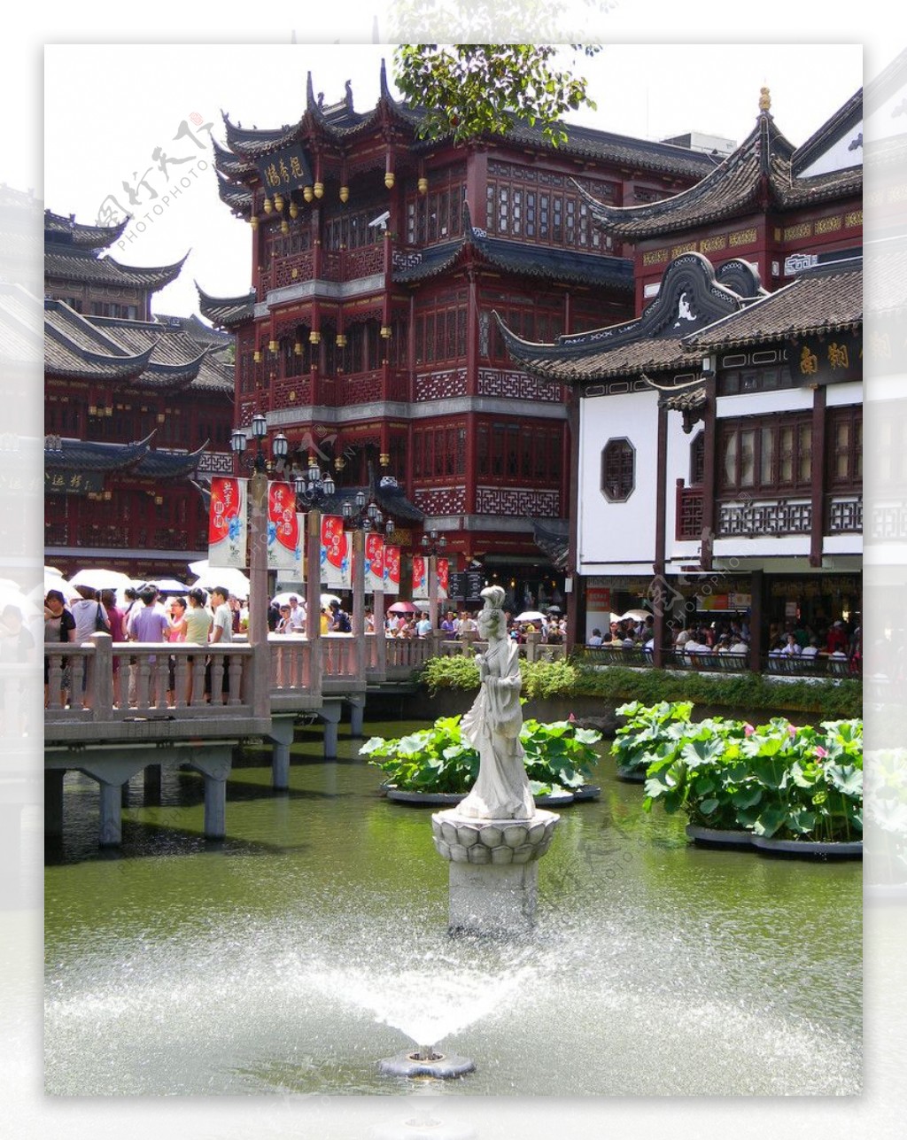 上海城隍庙九曲桥喷水池一景图片