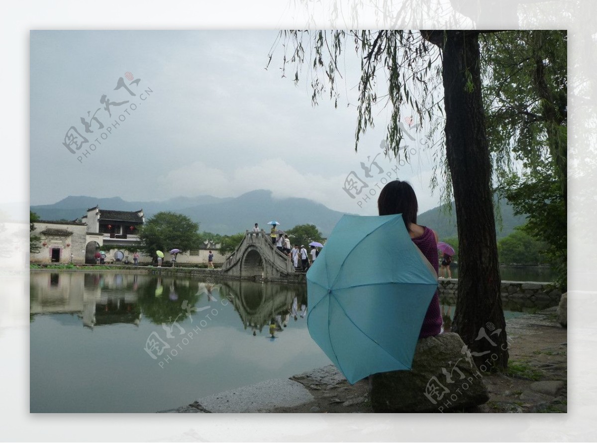 宏村旁的小桥流水人家图片
