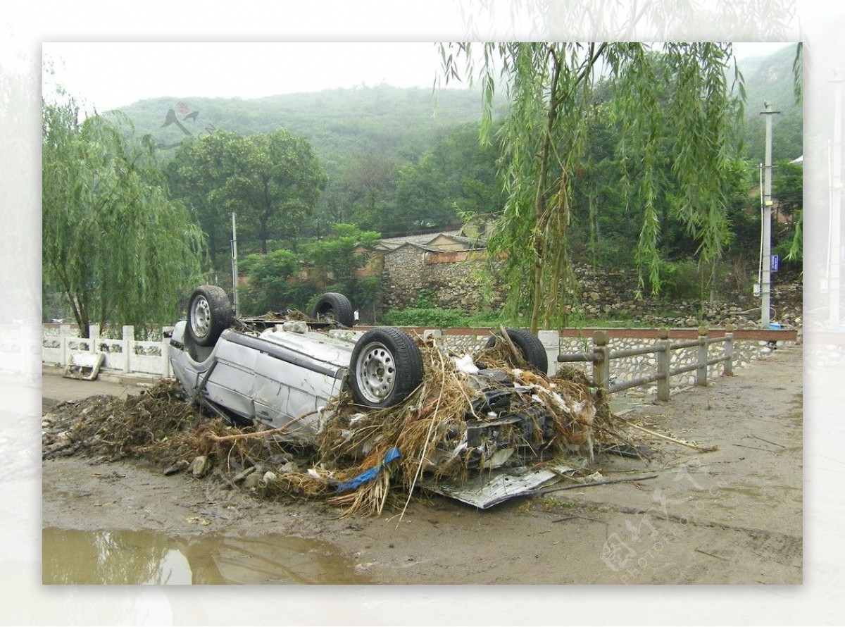 水灾过后的汽车图片