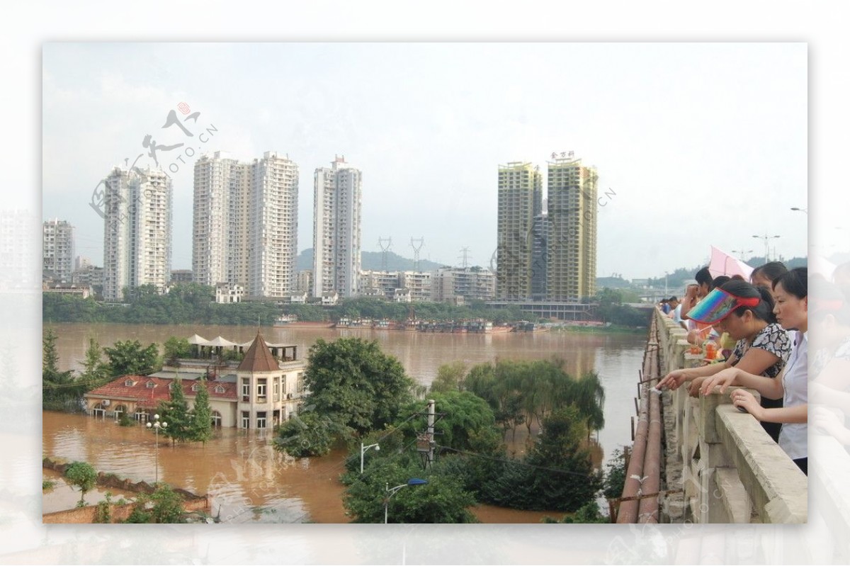 在洪水中的合川城图片