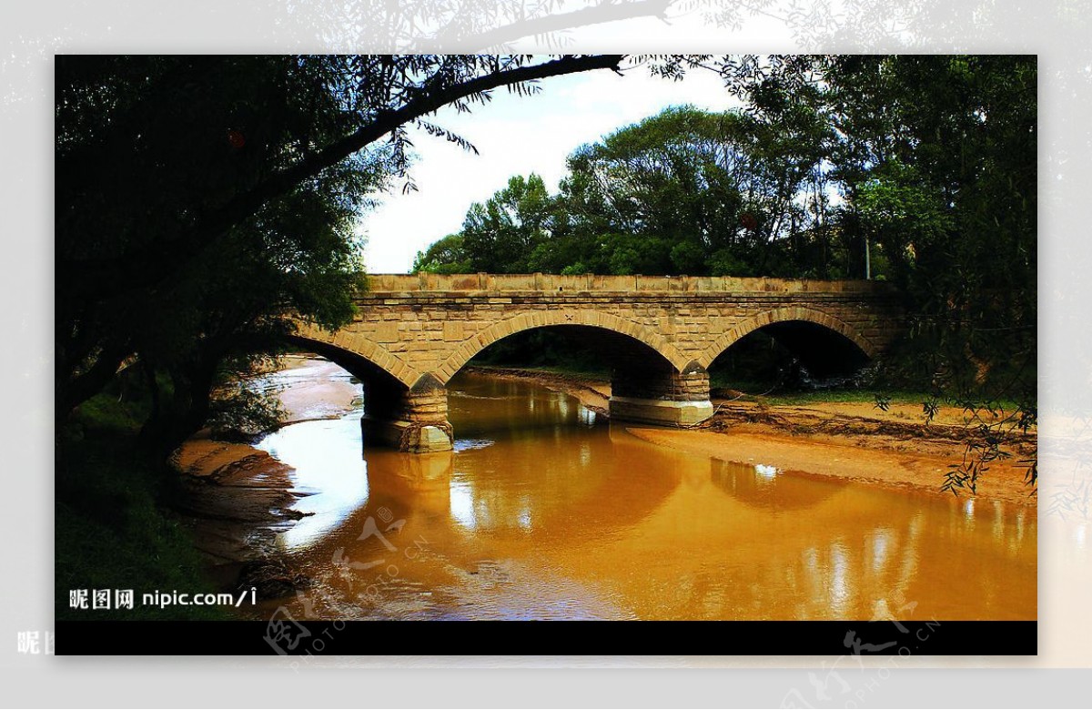 河水中的桥图片