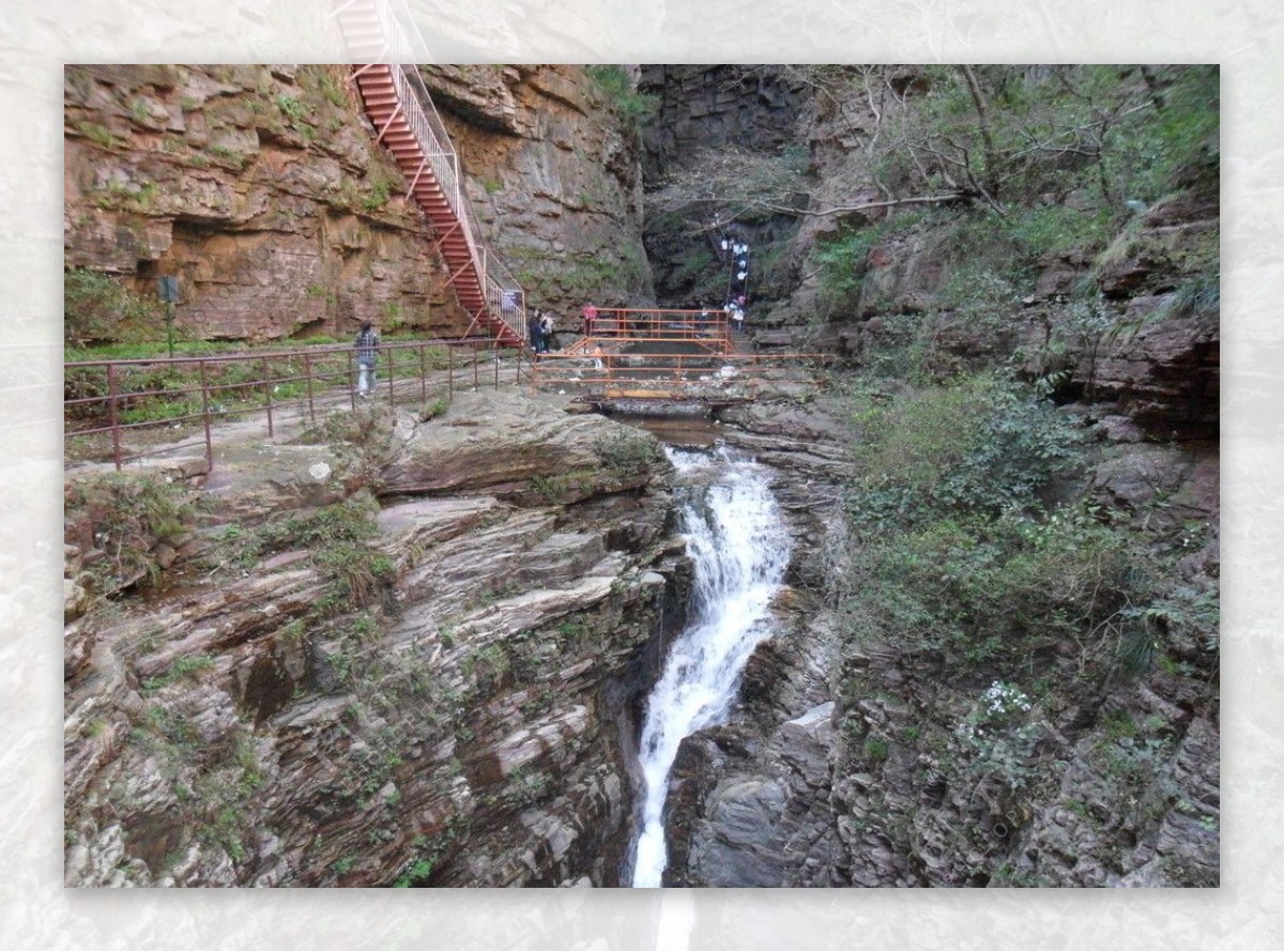 关山红石峡溪水图片