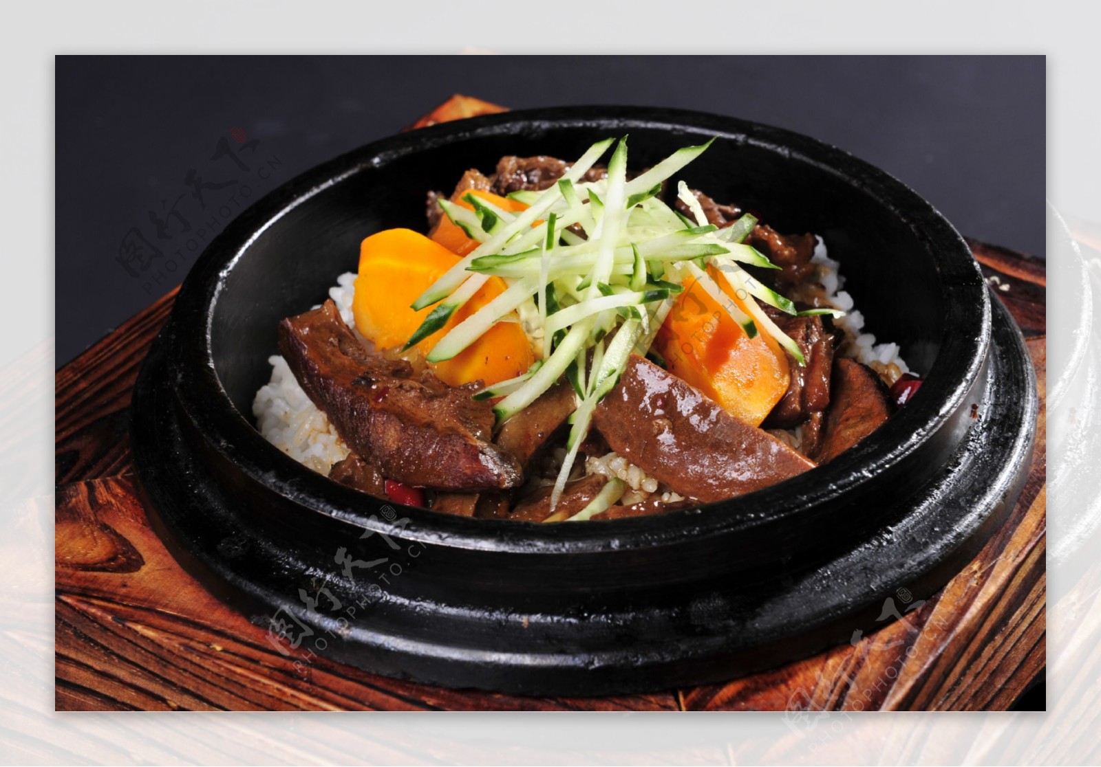石锅红烧牛肉饭图片