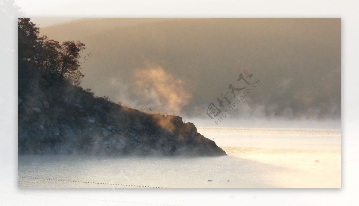 松花湖晨雾图片