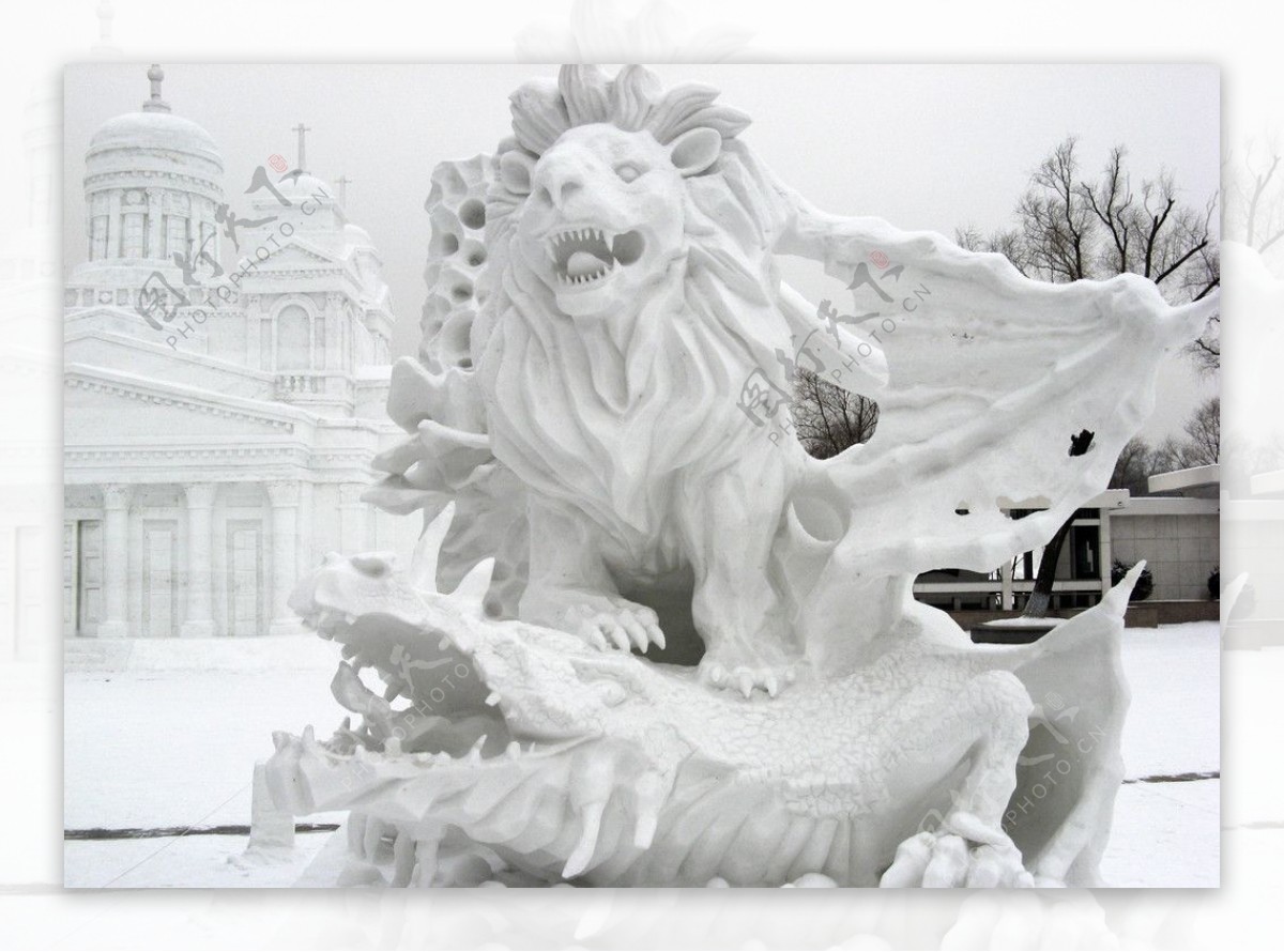 哈尔滨冰雪展雪雕狮王与翼龙图片