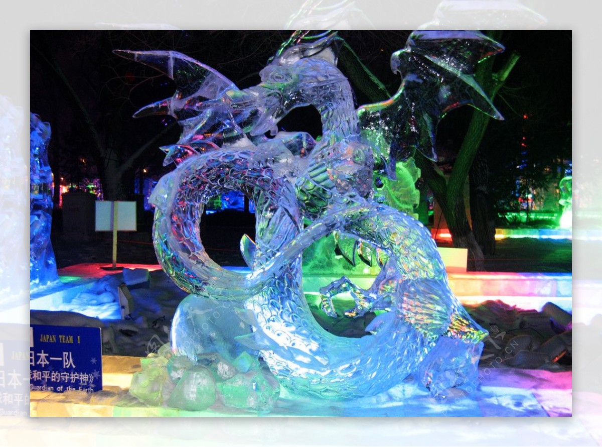 哈尔滨冰雪展冰雕和平的守护神图片