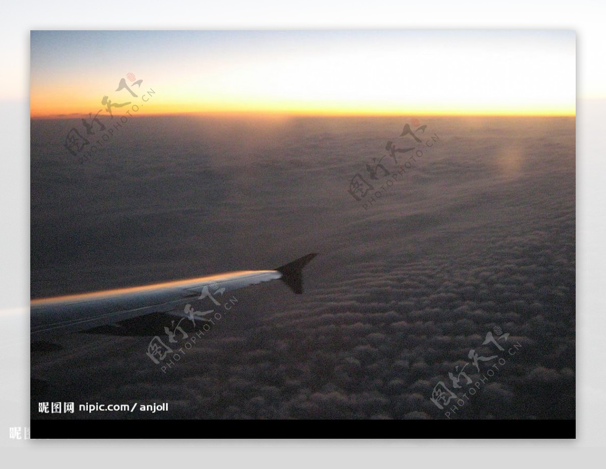 飞机上的黄昏云海机翼图片