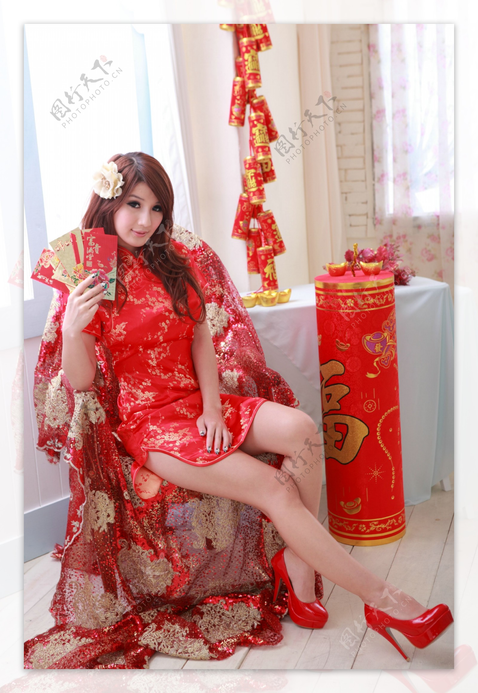 红色旗袍美女图片