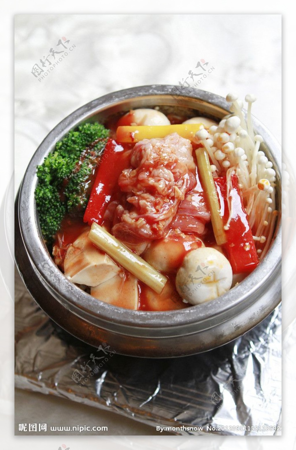 石钵韩式泡菜金菇豆腐煮肥牛图片