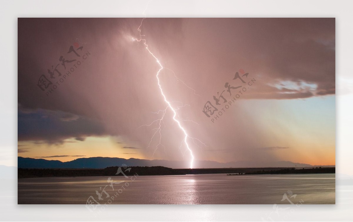 印第安湖上空的闪电图片