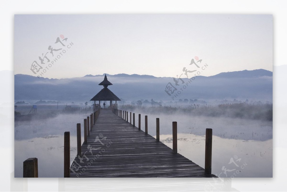 雾锁茵莱湖图片