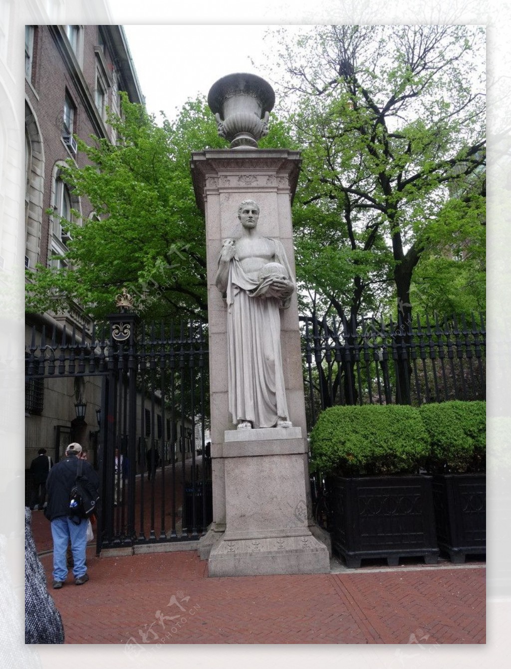 哥伦比亚大学的雕像图片