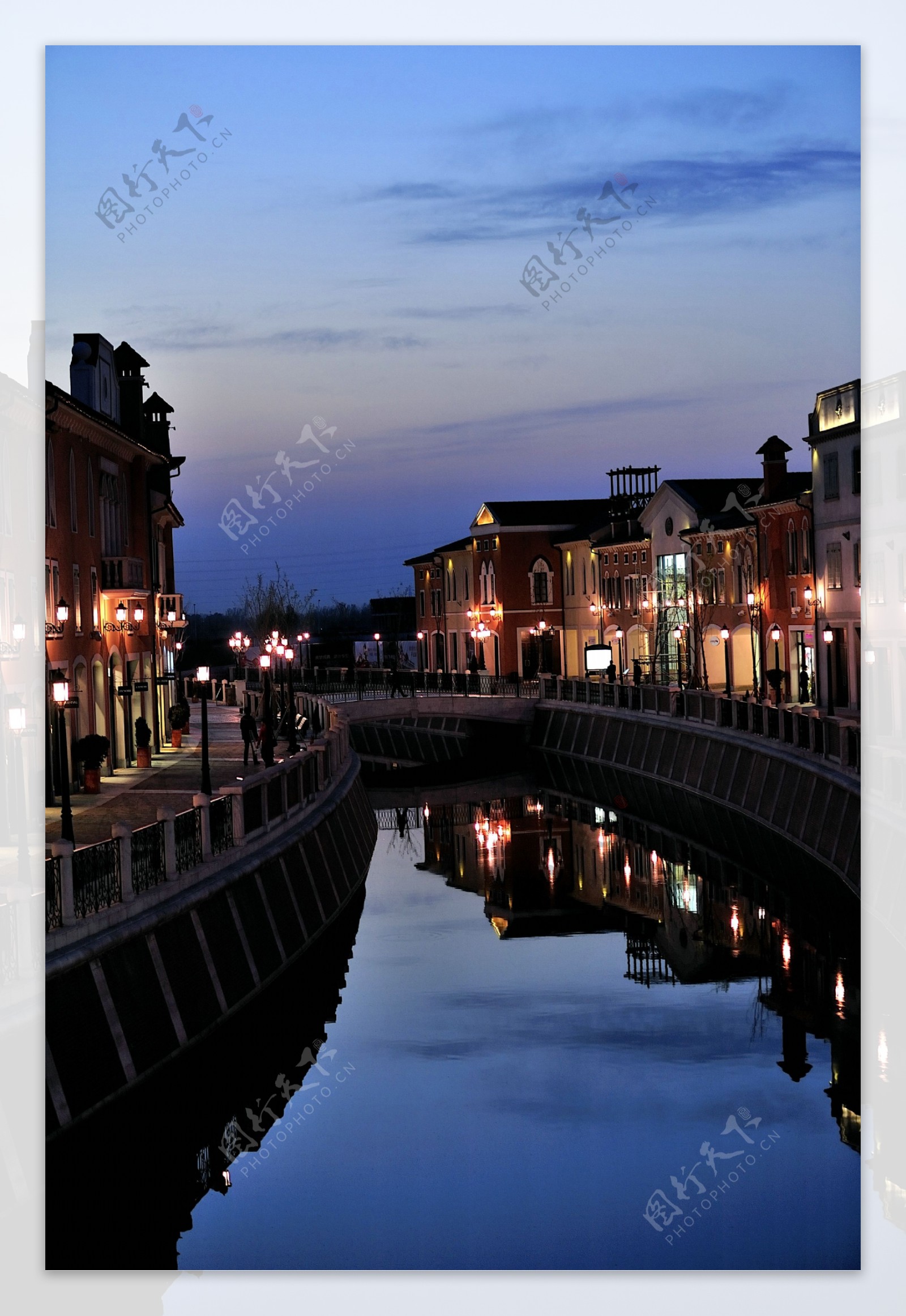 佛罗伦萨小镇街头夜景图片