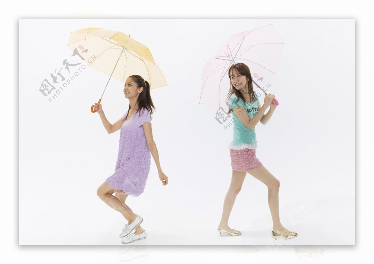 两个打雨伞的女孩图片