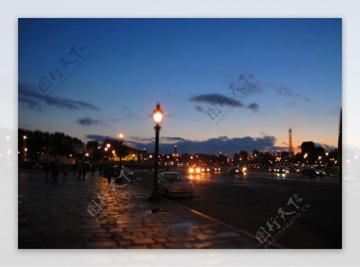 广场旁的夜景图片