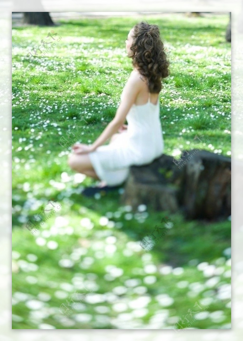 坐在绿草地上享受生活的美女图片